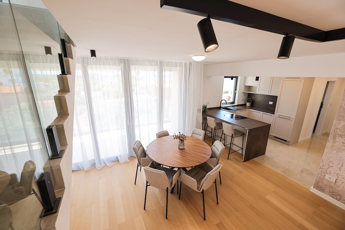 Luksuzni penthouse - zelo blizu morja, takoj vseljivo!
