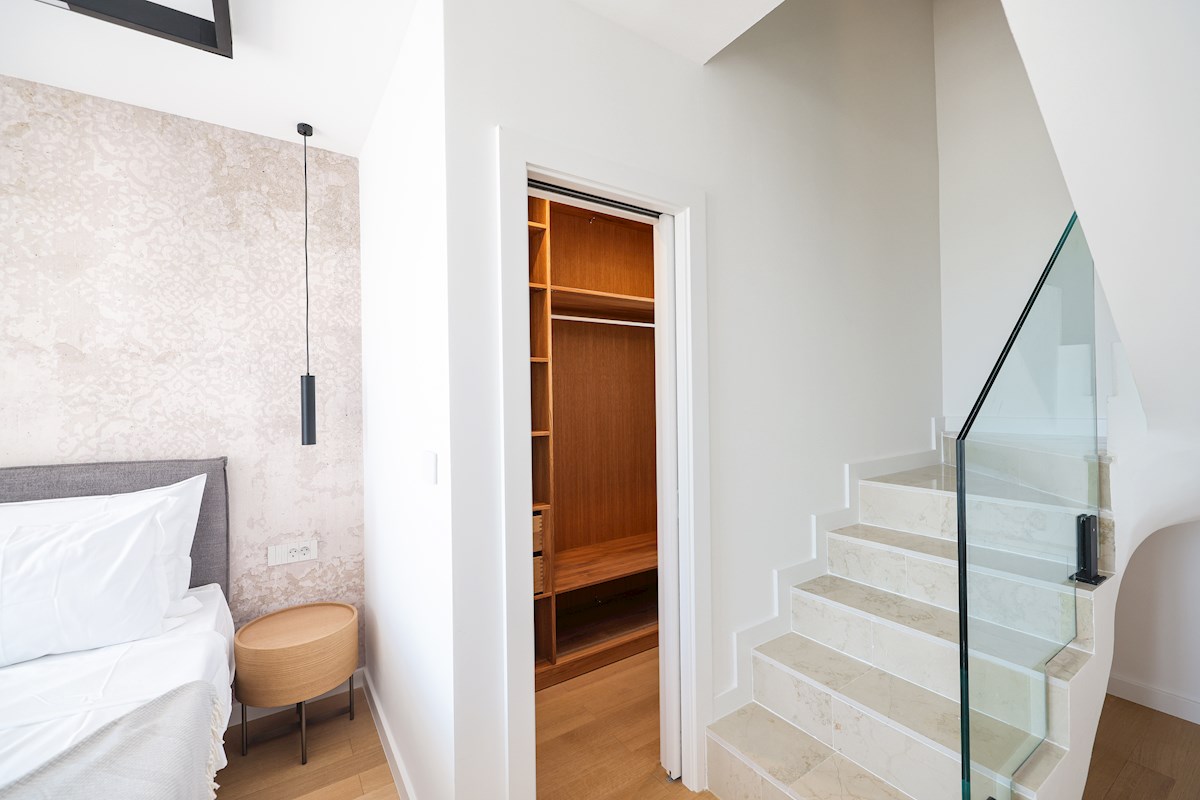 Luksuzni penthouse - zelo blizu morja, takoj vseljivo!