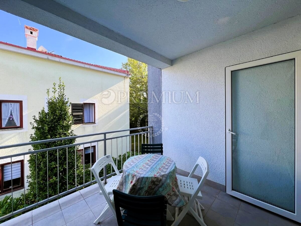 Malinska - Porat, apartma s teraso na mirni lokaciji