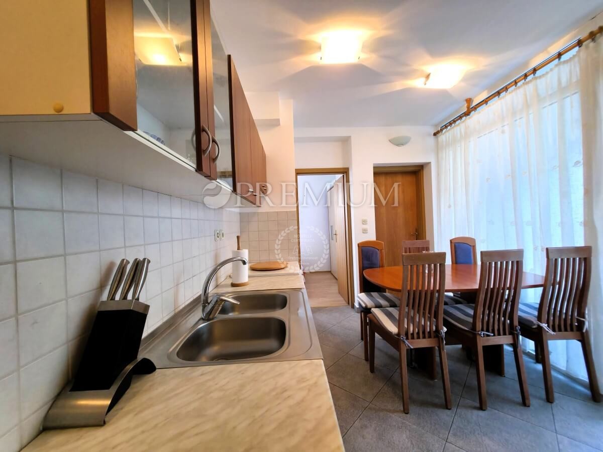 Malinska - Porat, apartma s teraso na mirni lokaciji