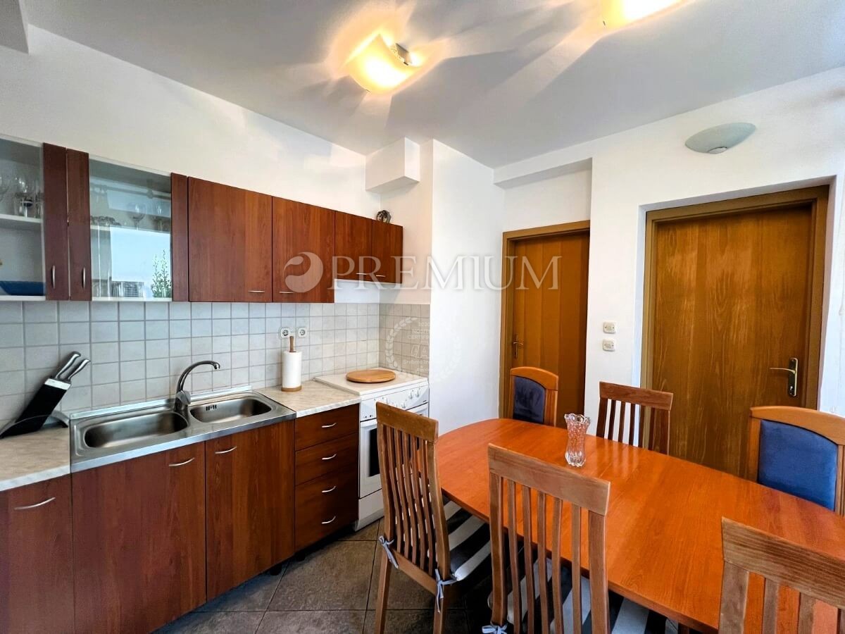 Malinska - Porat, apartma s teraso na mirni lokaciji