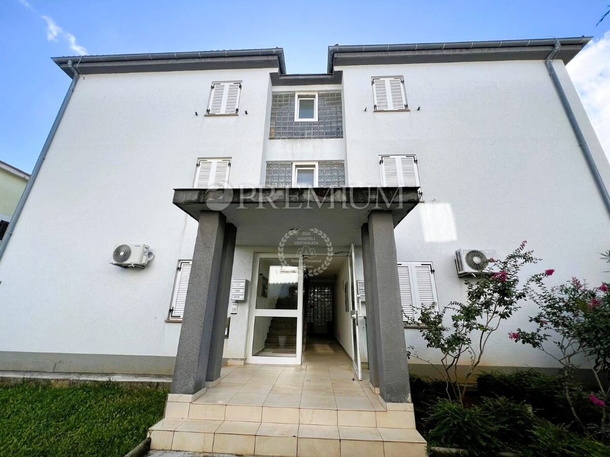Malinska - Porat, apartma s teraso na mirni lokaciji