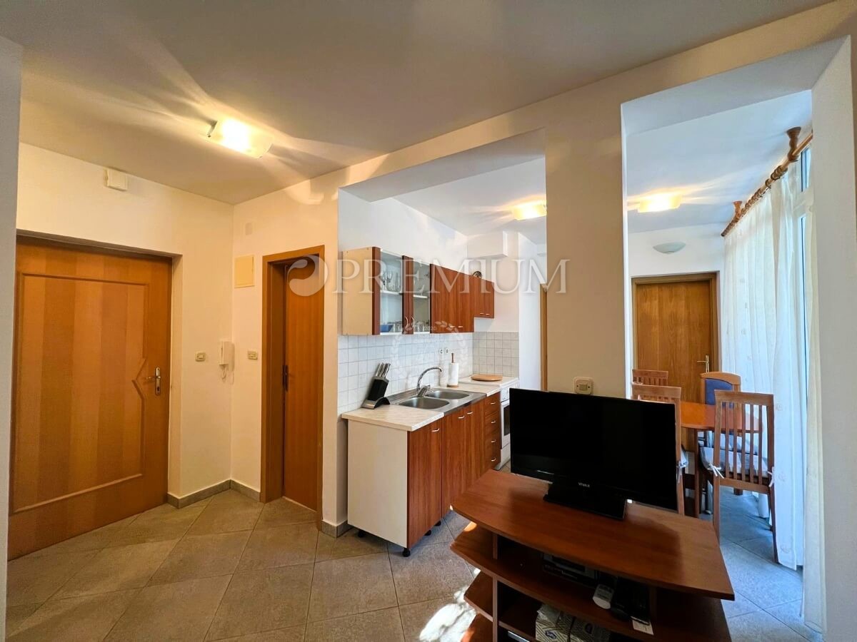 Malinska - Porat, apartma s teraso na mirni lokaciji