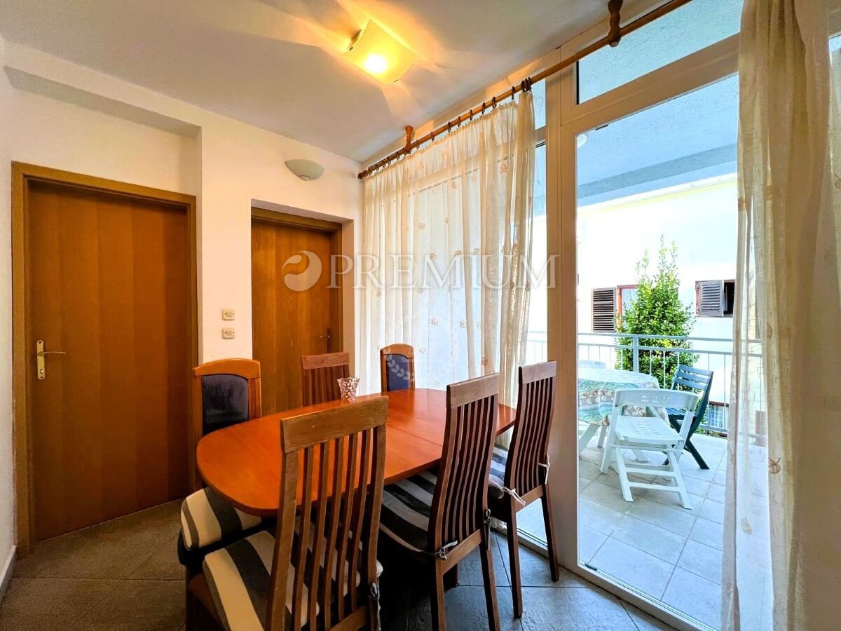 Malinska - Porat, apartma s teraso na mirni lokaciji