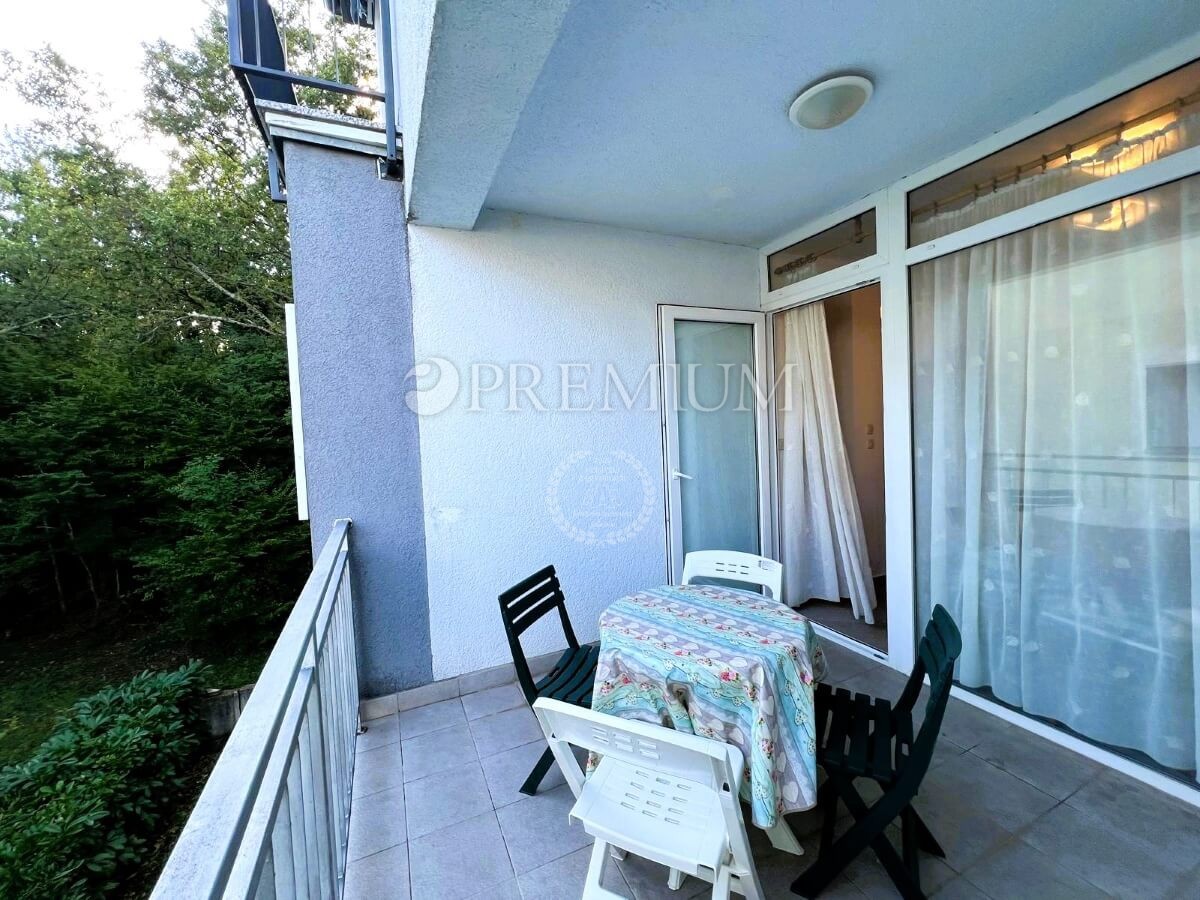 Malinska - Porat, apartma s teraso na mirni lokaciji