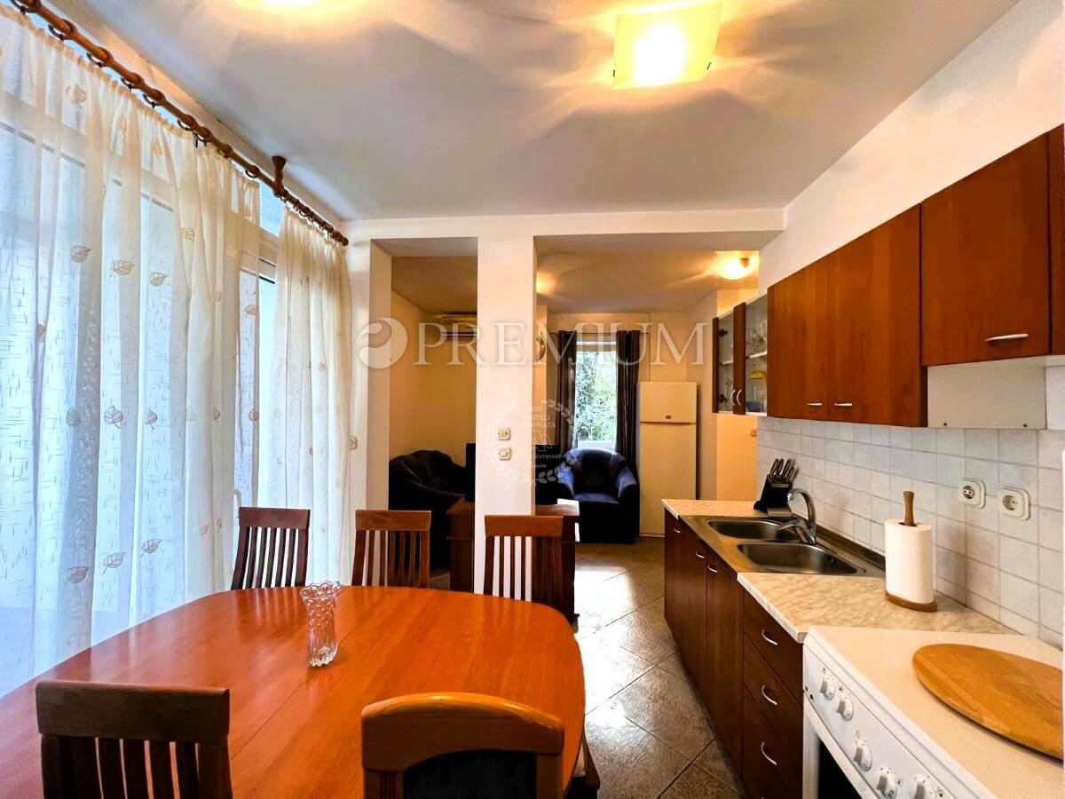Malinska - Porat, apartma s teraso na mirni lokaciji