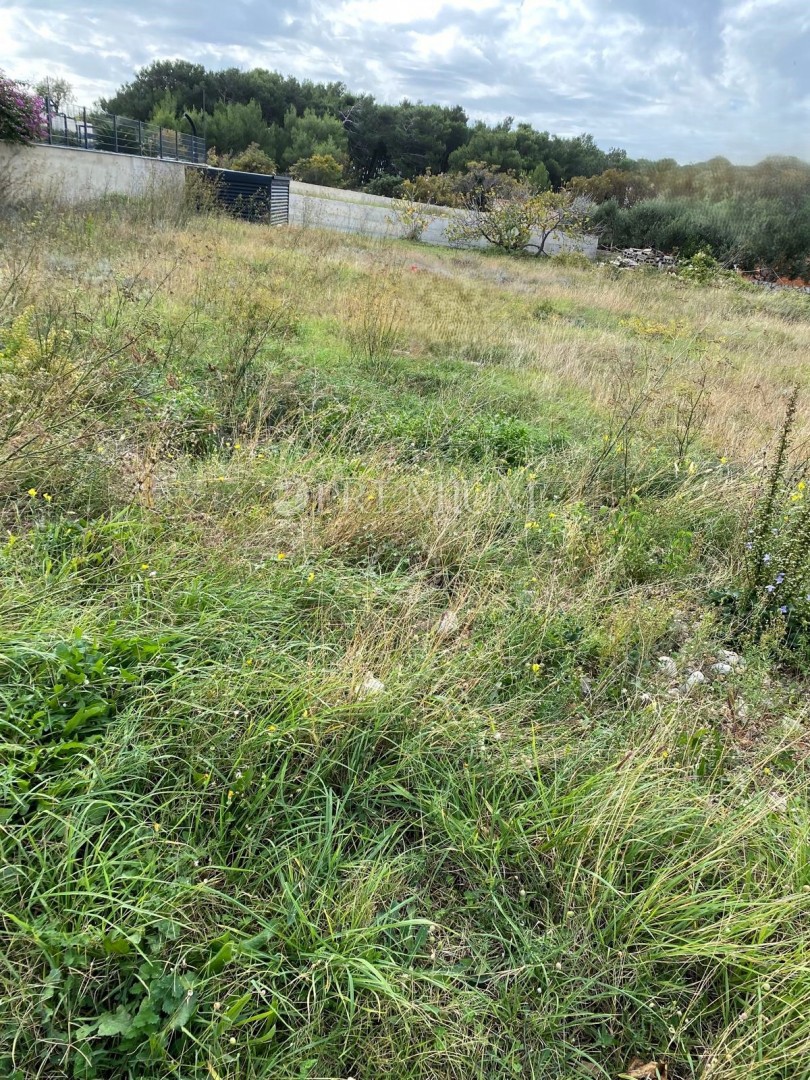 Punat – Stavbno zemljišče 595 m² s konceptnim načrtom!