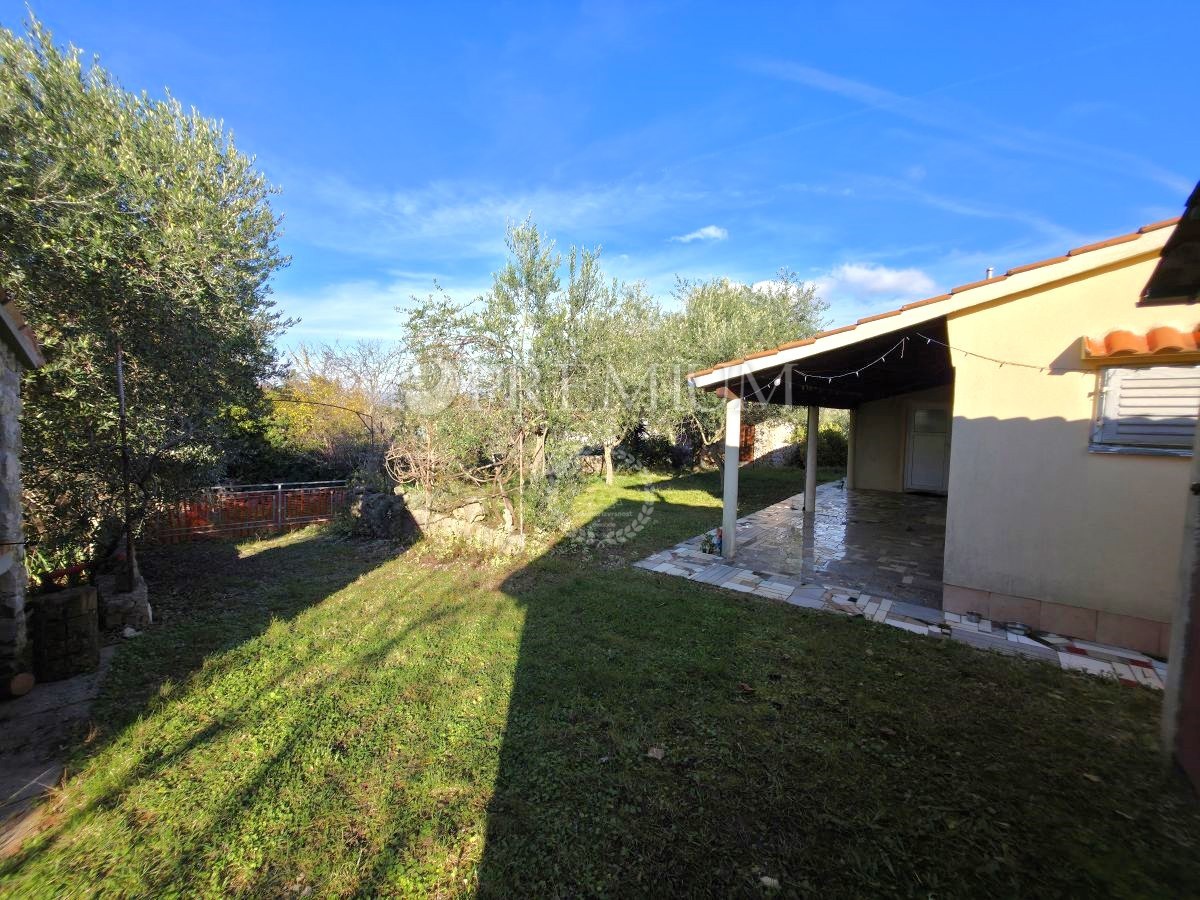 Območje Malinske, samostojna hiša za prenovo!