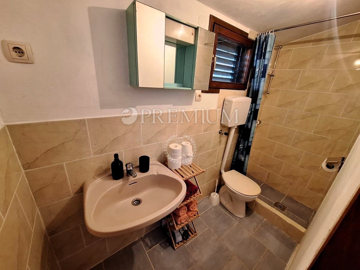 Območje Malinske, samostojna hiša za prenovo!