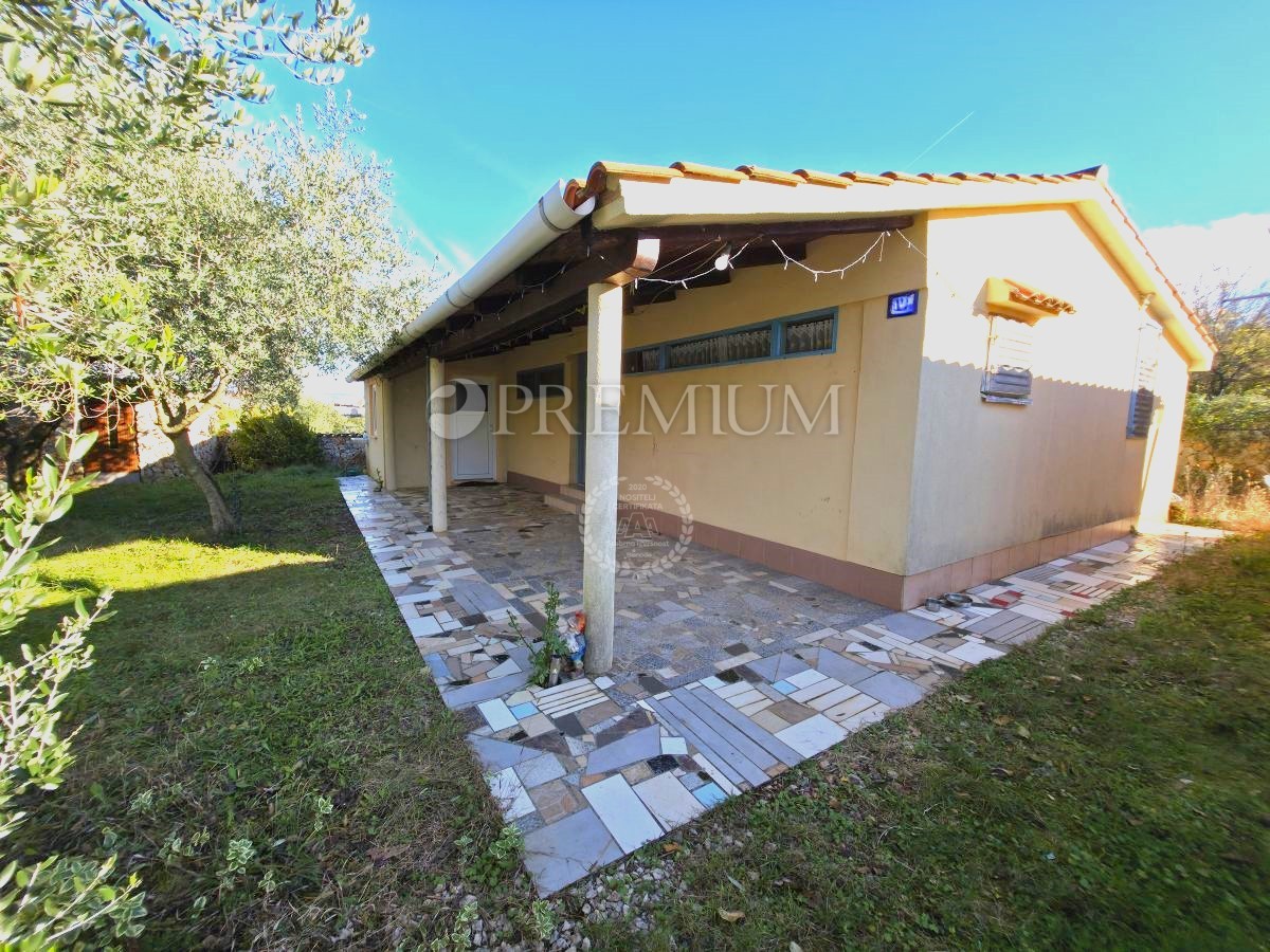 Območje Malinske, samostojna hiša za prenovo!