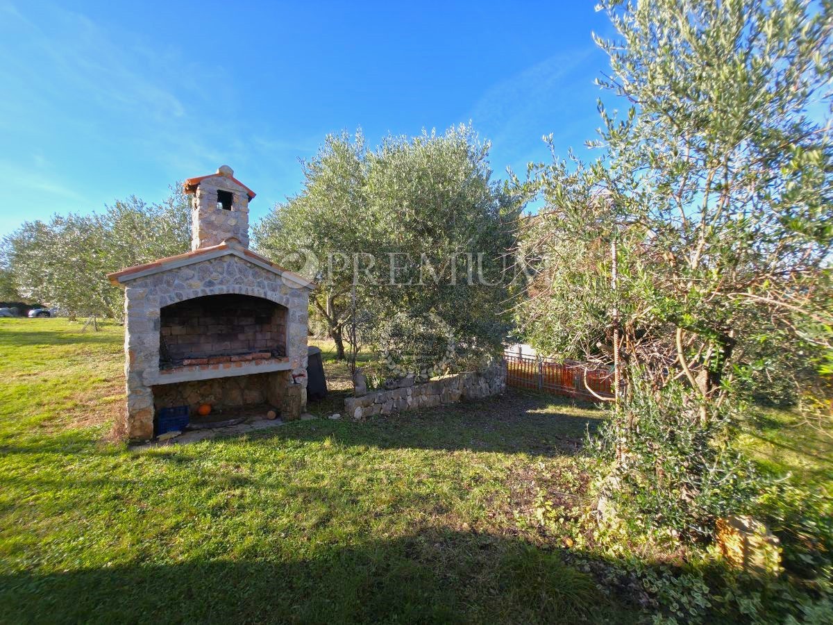 Območje Malinske, samostojna hiša za prenovo!