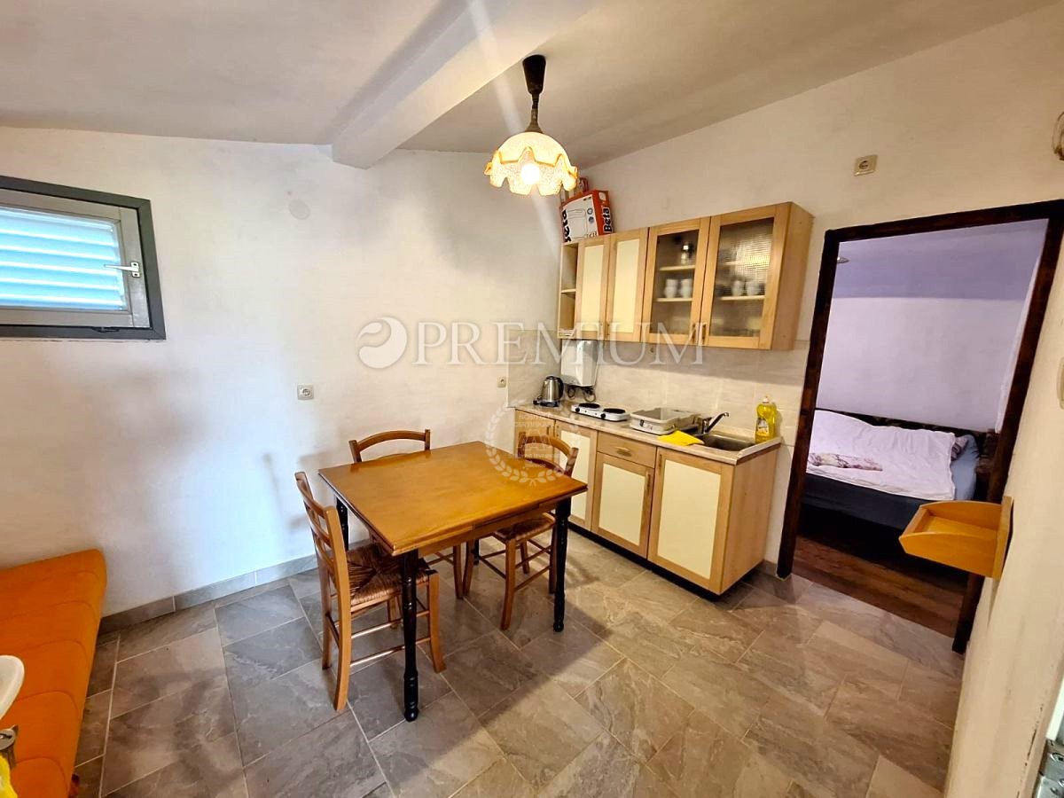 Območje Malinske, samostojna hiša za prenovo!