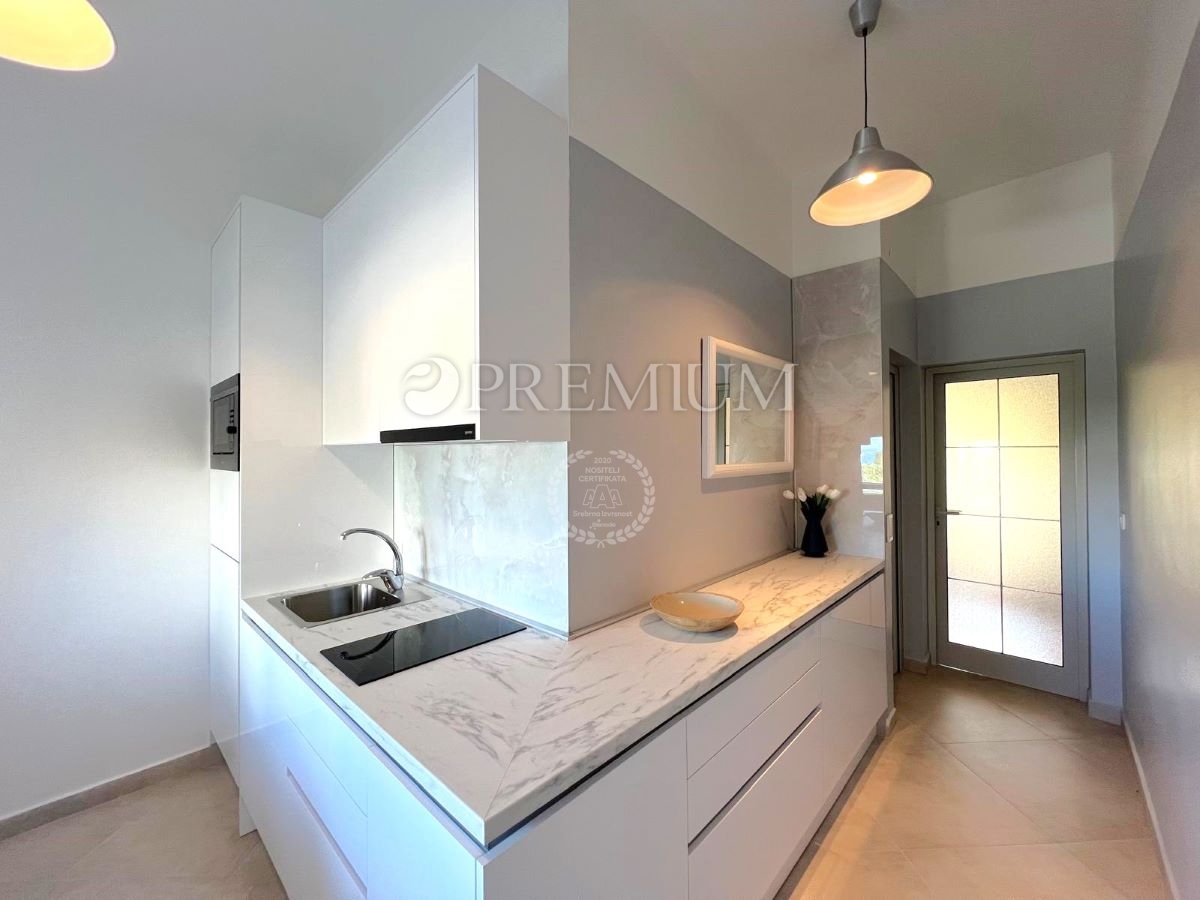 Malinska, stanovanje v pritličju z vrtom in parkirnim mestom