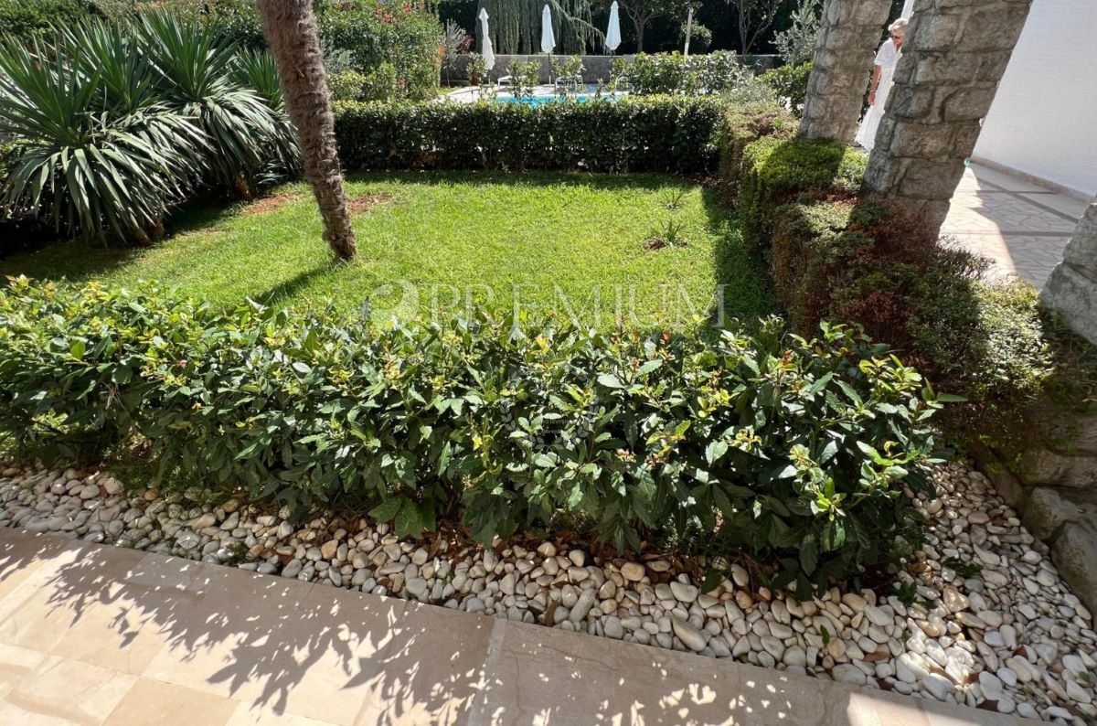 Malinska, stanovanje v pritličju z vrtom in parkirnim mestom