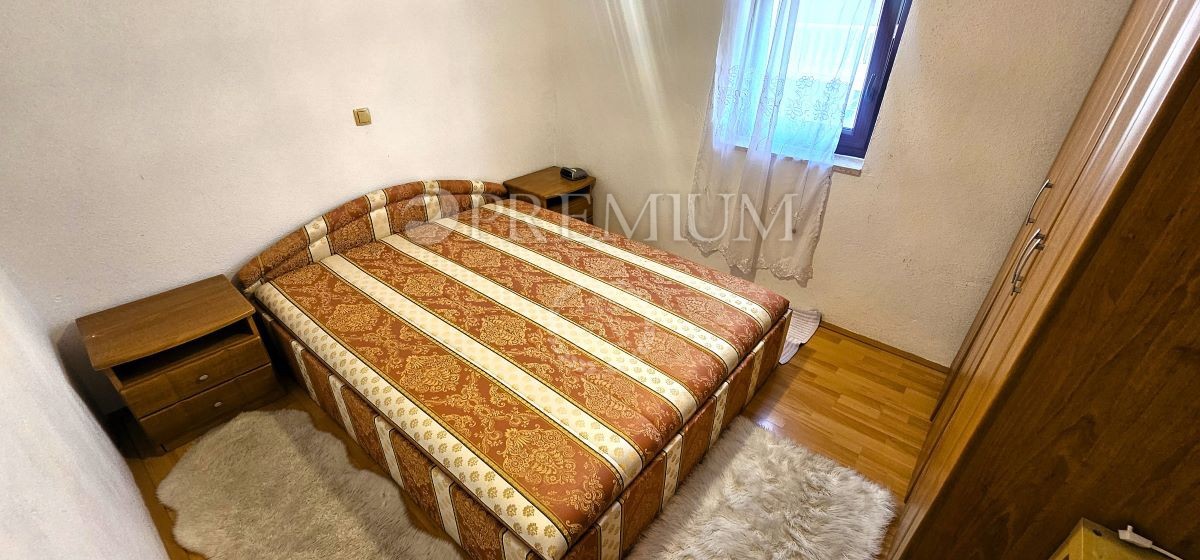 Malinska, dvoetažni apartma na mirni lokaciji! Blizu morja