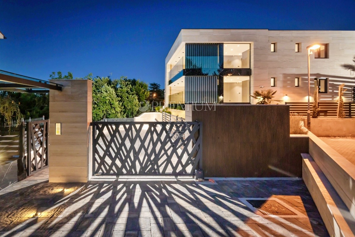 Malinska, prodaja, stanovanje v pritličju novogradnje, z vrtom in bazenom!