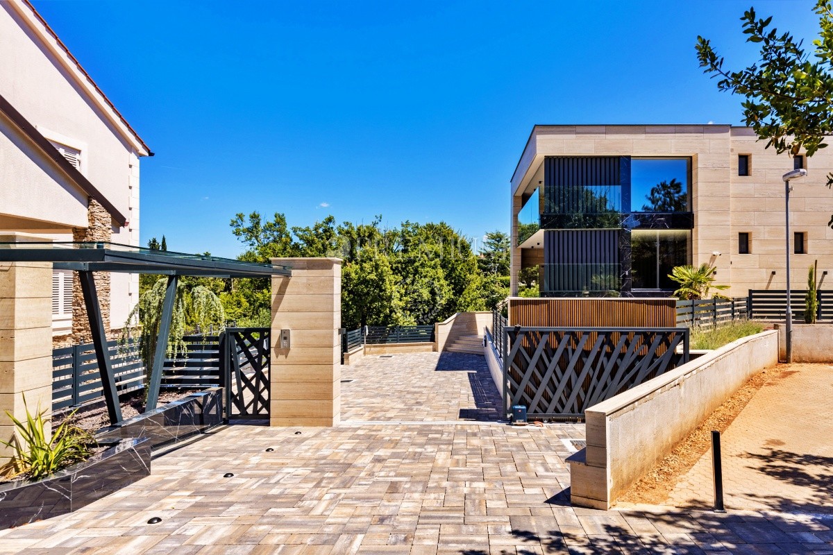 Malinska, prodaja, stanovanje v pritličju novogradnje, z vrtom in bazenom!