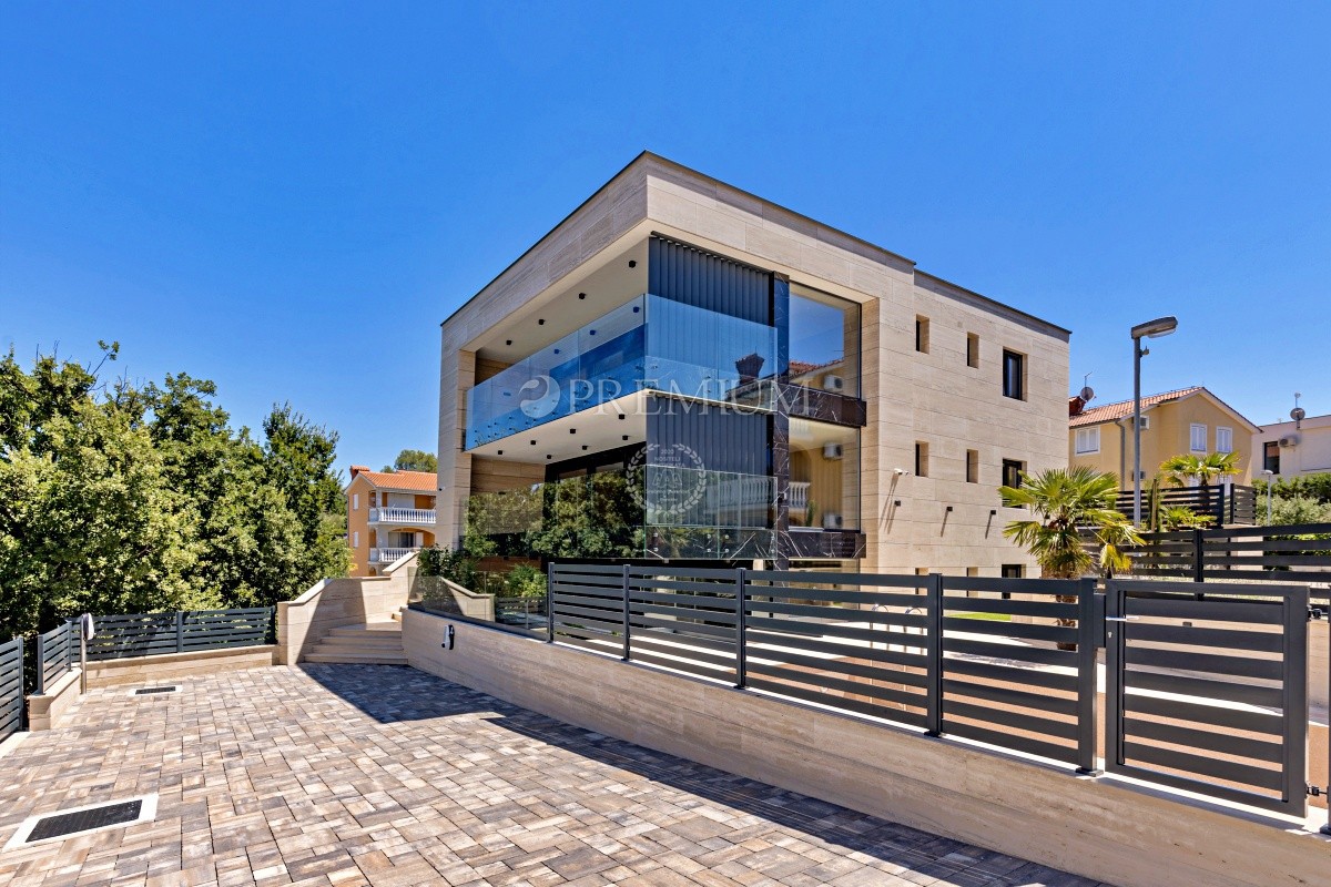 Malinska, prodaja, stanovanje v pritličju novogradnje, z vrtom in bazenom!