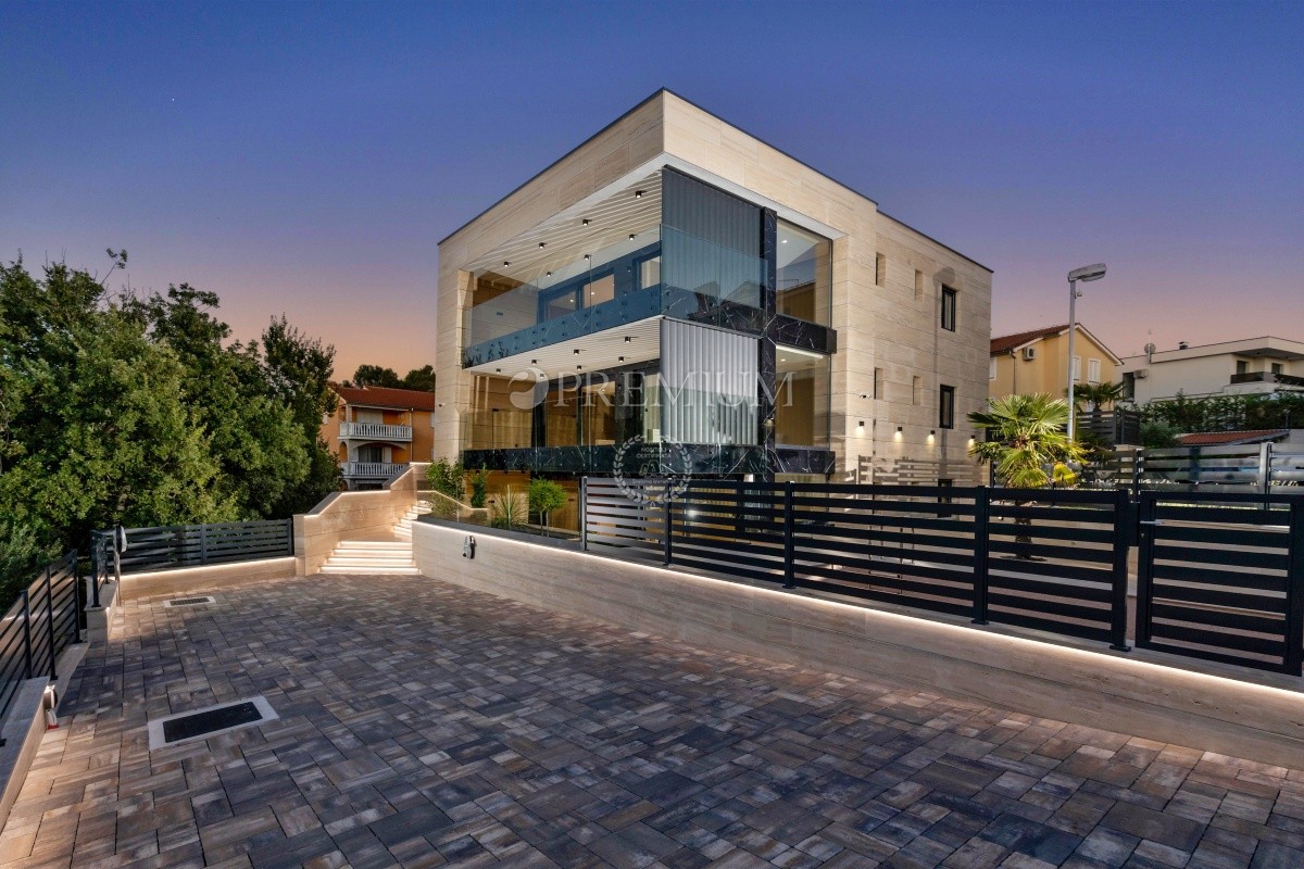 Malinska, prodaja, stanovanje v pritličju novogradnje, z vrtom in bazenom!