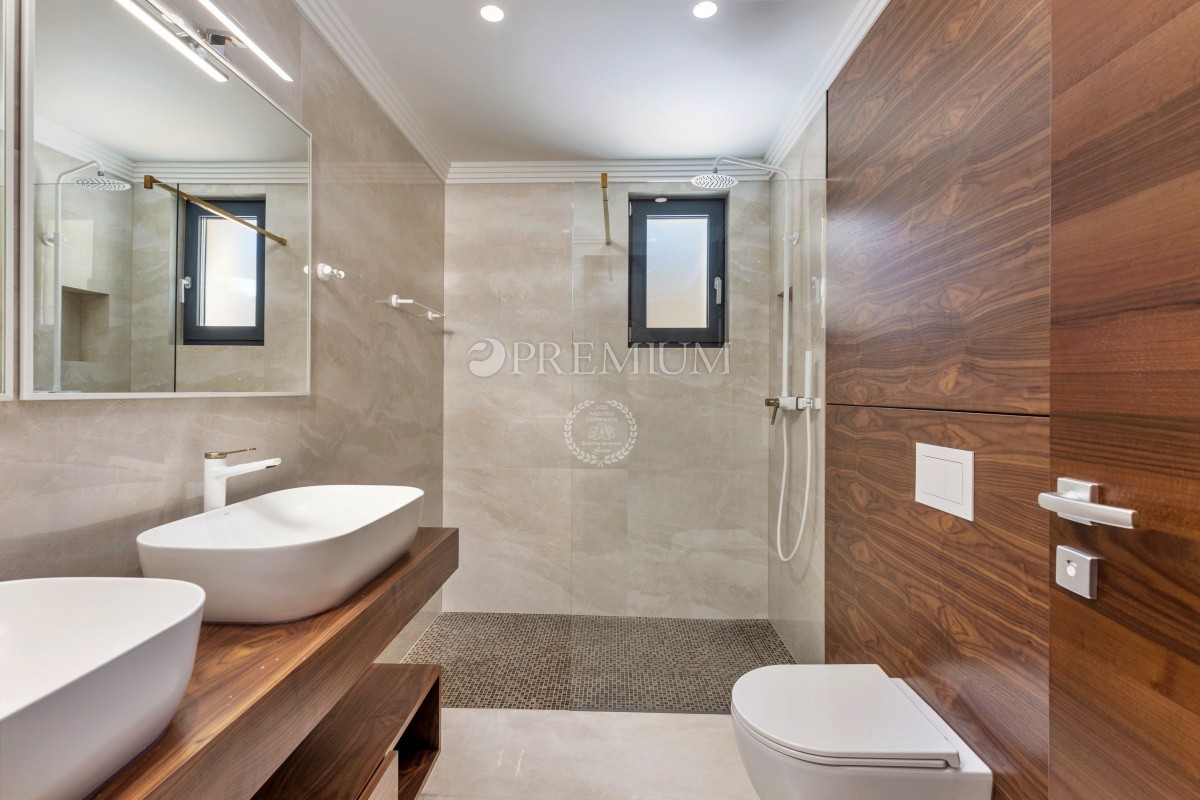 Malinska, prodaja, stanovanje v pritličju novogradnje, z vrtom in bazenom!