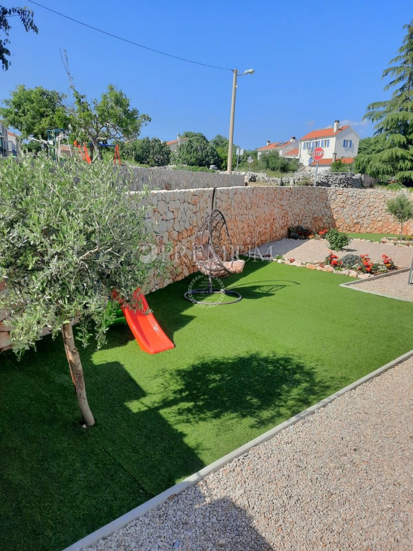 Okolica Vrbnika, samostojna hiša s bazenom!