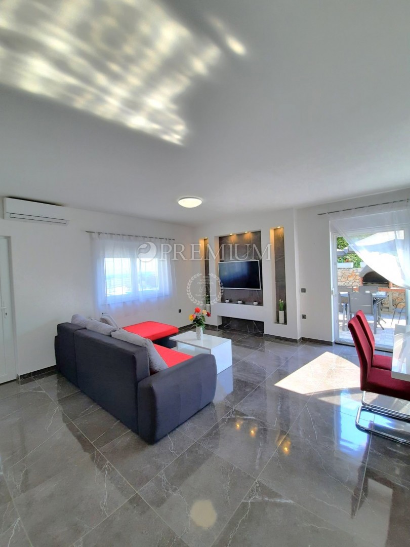 Okolica Vrbnika, samostojna hiša s bazenom!