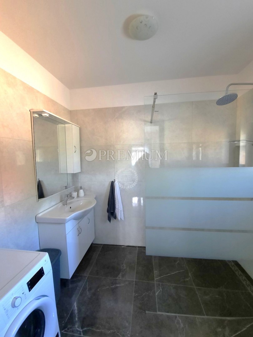 Okolica Vrbnika, samostojna hiša s bazenom!