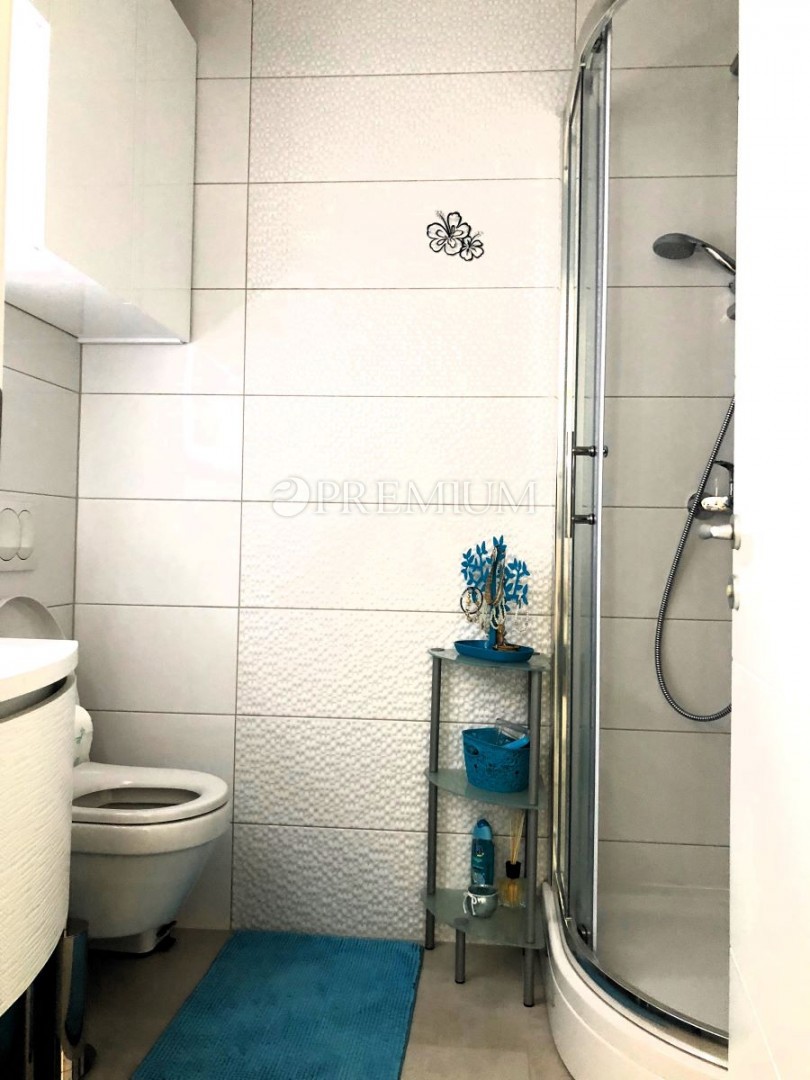 Malinska – apartma z dvema enotama in vrtom, blizu morja!