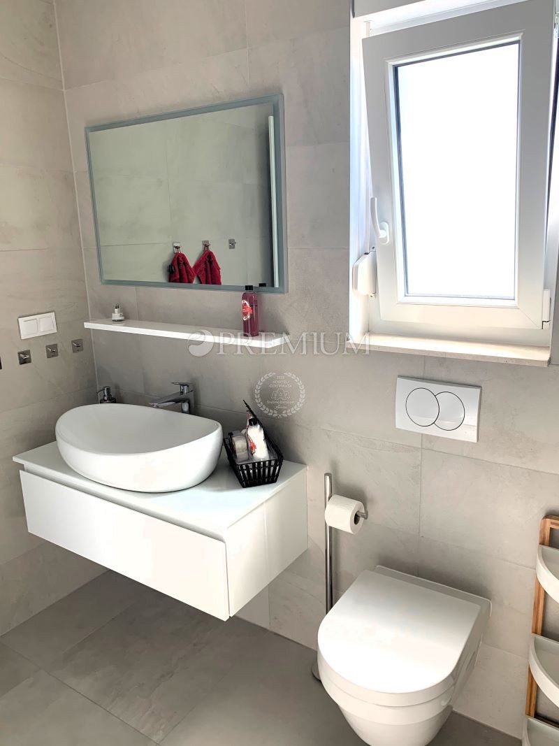 Malinska – apartma z dvema enotama in vrtom, blizu morja!