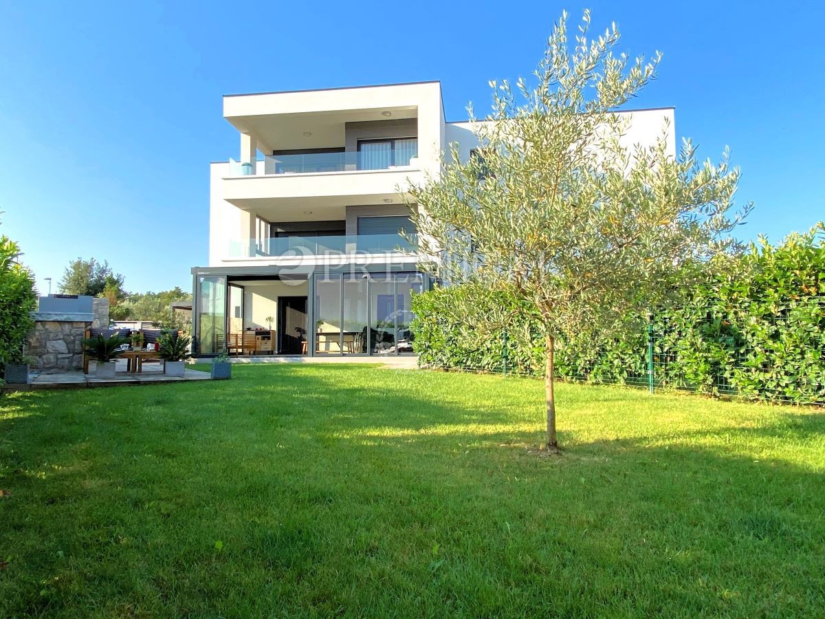 Malinska – apartma z dvema enotama in vrtom, blizu morja!