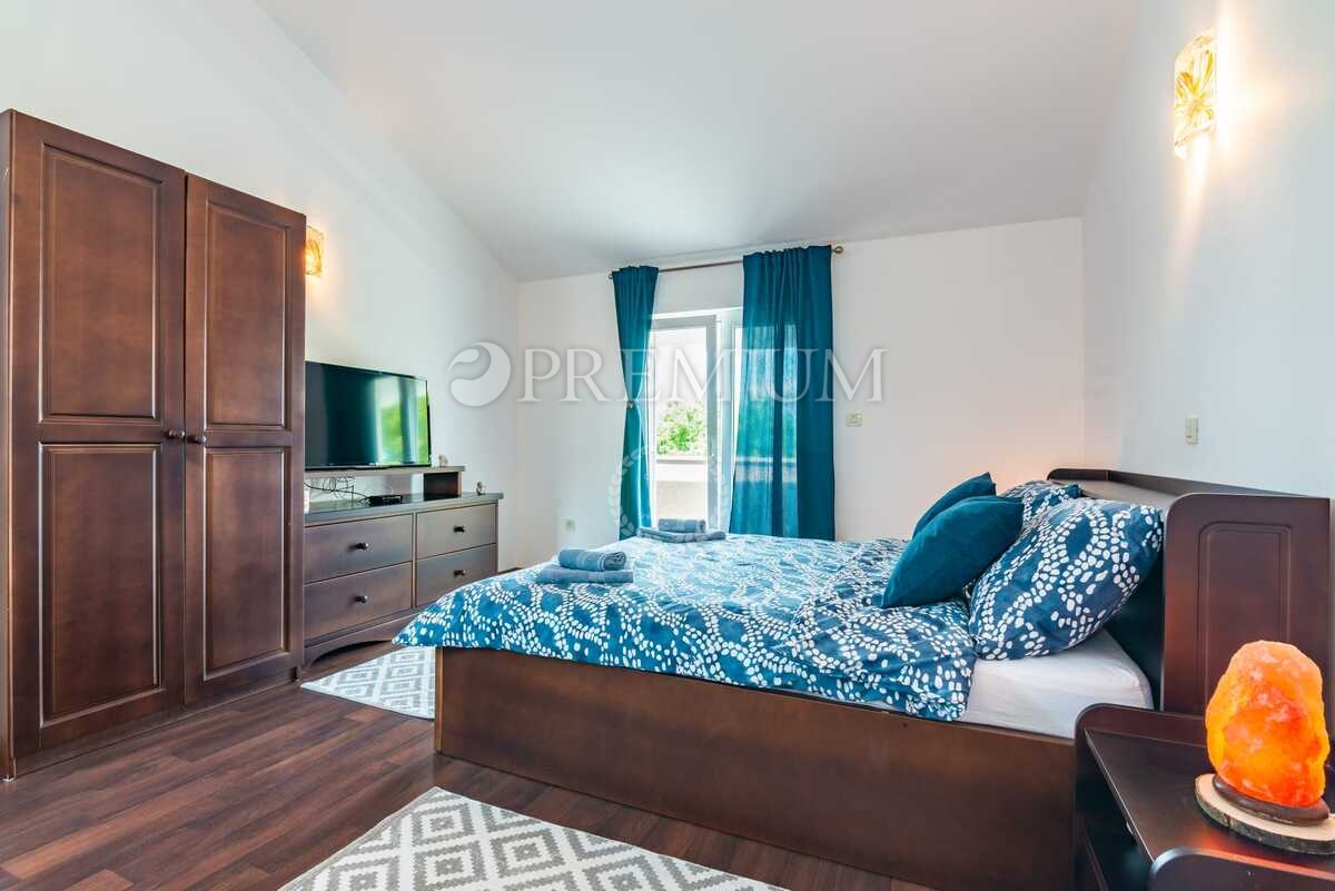 Malinska, samostojna hiša z bazenom in pogledom na morje!