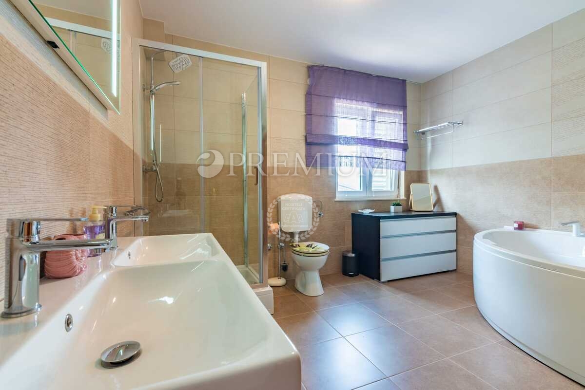 Malinska, samostojna hiša z bazenom in pogledom na morje!