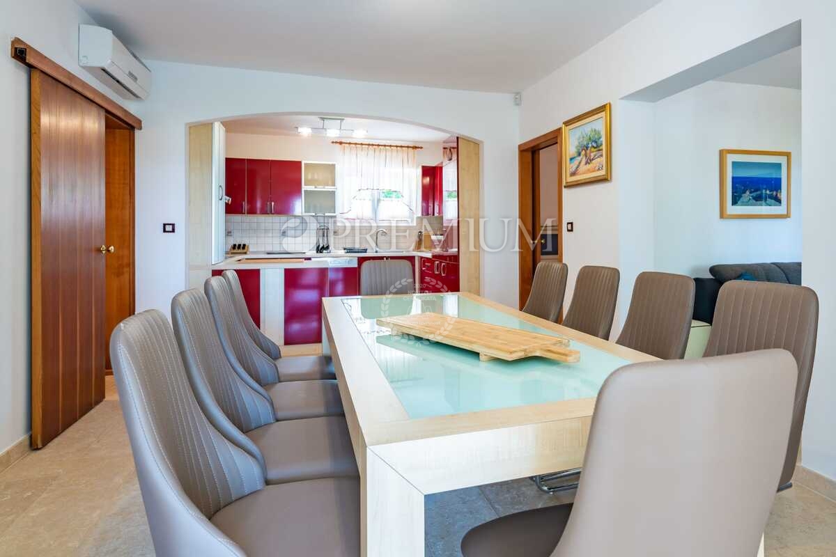 Malinska, samostojna hiša z bazenom in pogledom na morje!