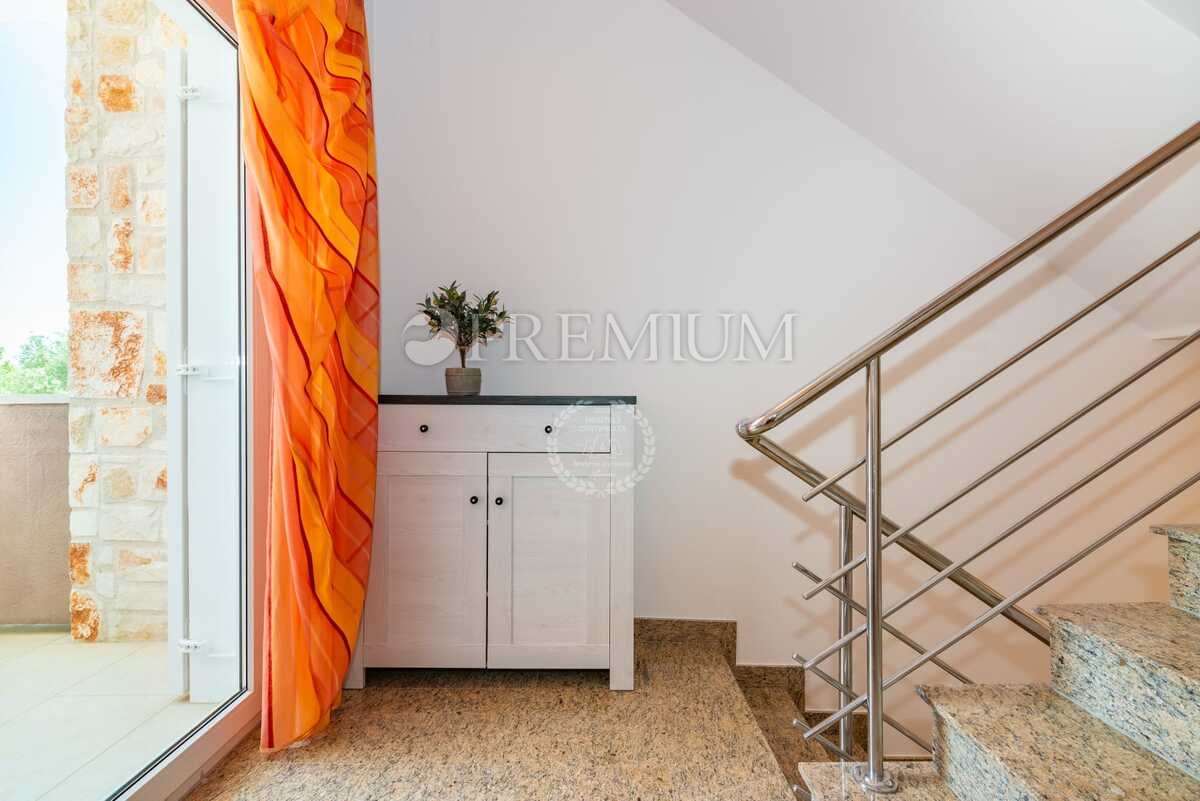 Malinska, samostojna hiša z bazenom in pogledom na morje!