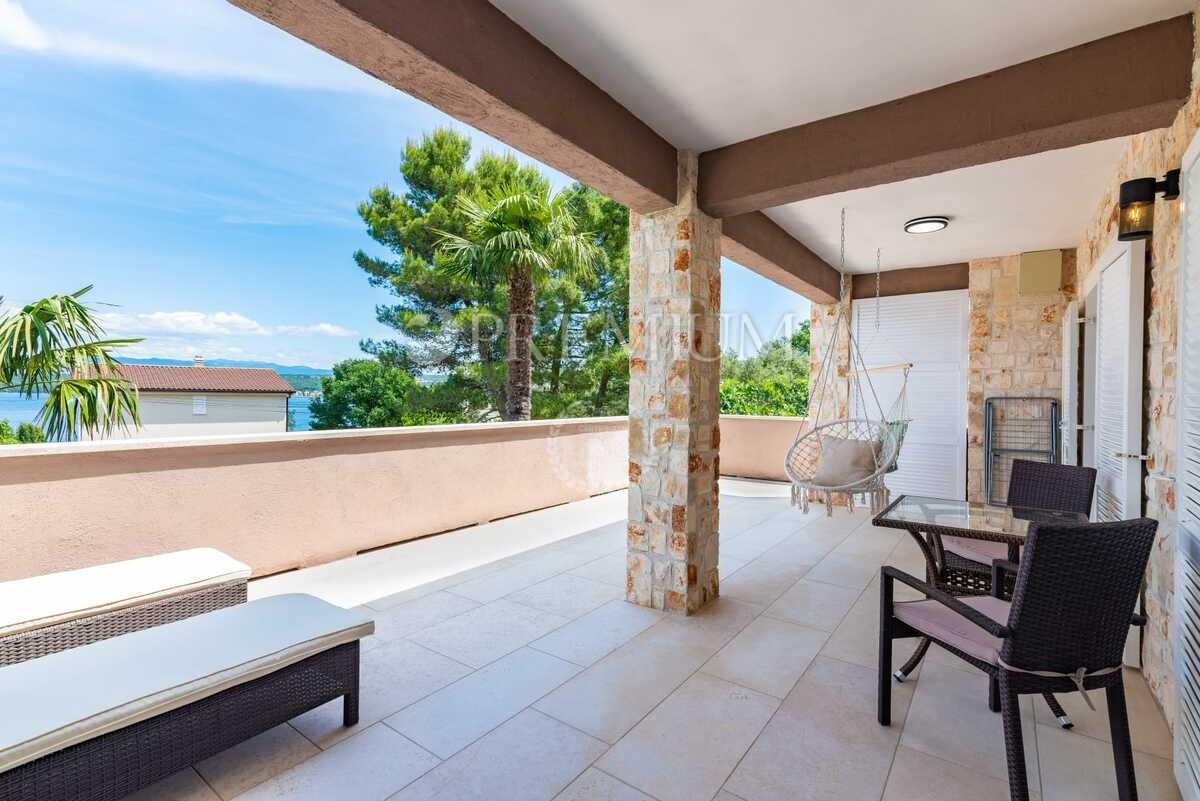 Malinska, samostojna hiša z bazenom in pogledom na morje!