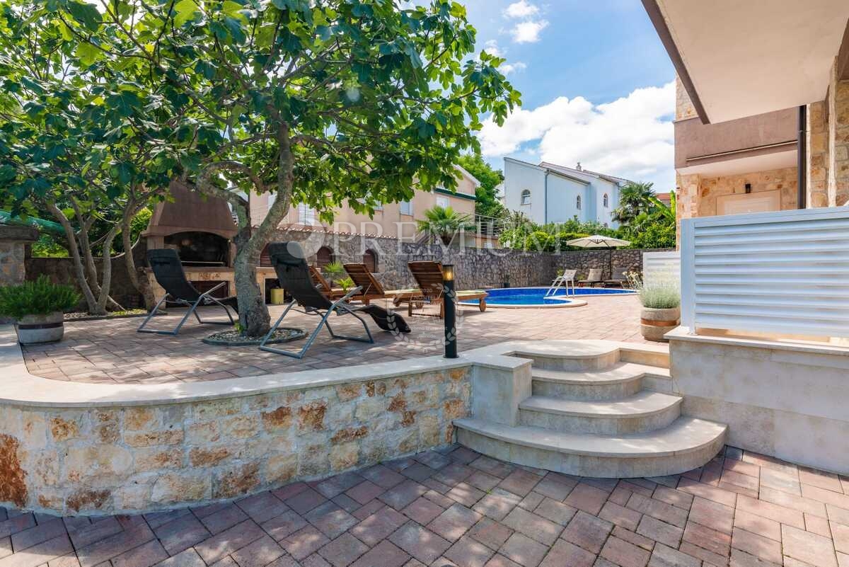 Malinska, samostojna hiša z bazenom in pogledom na morje!