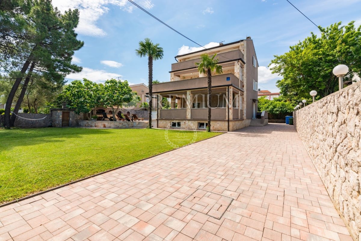 Malinska, samostojna hiša z bazenom in pogledom na morje!