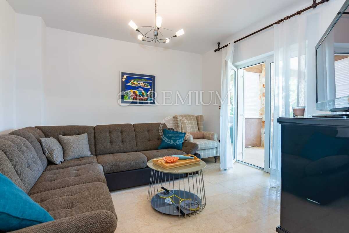 Malinska, samostojna hiša z bazenom in pogledom na morje!