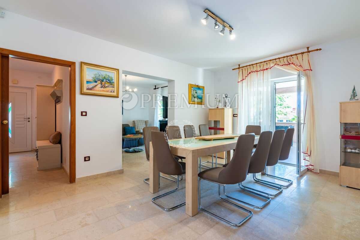 Malinska, samostojna hiša z bazenom in pogledom na morje!