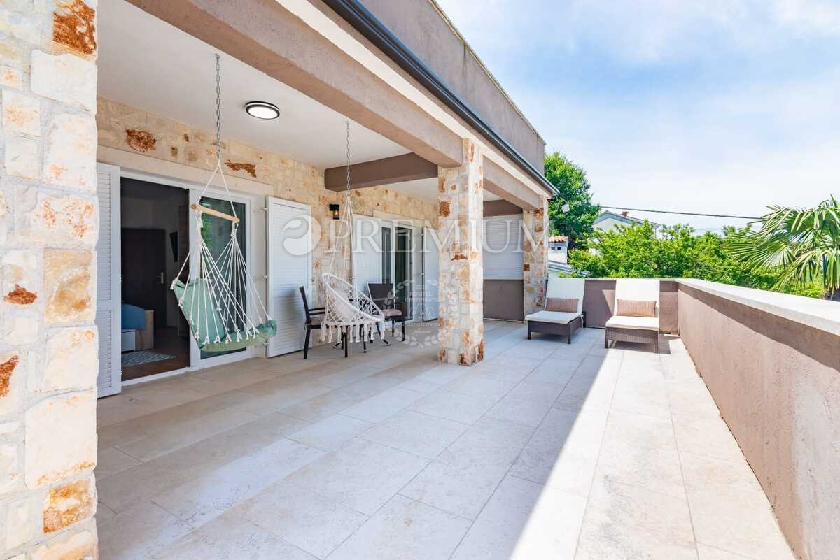 Malinska, samostojna hiša z bazenom in pogledom na morje!