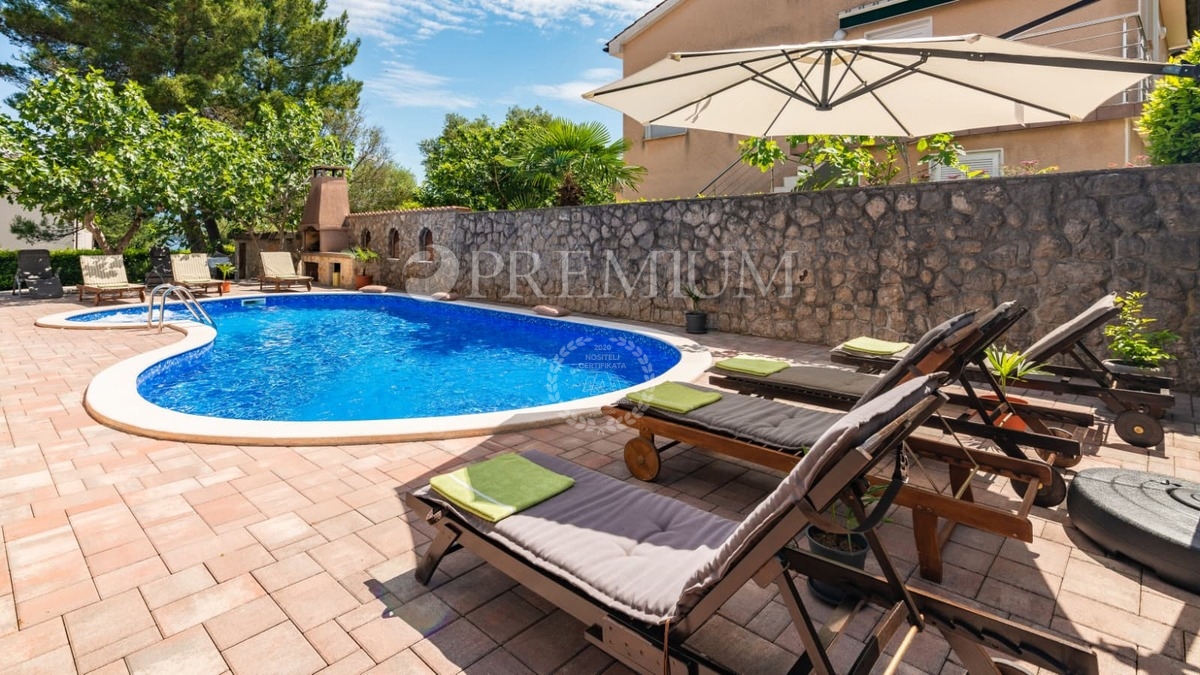 Malinska, samostojna hiša z bazenom in pogledom na morje!