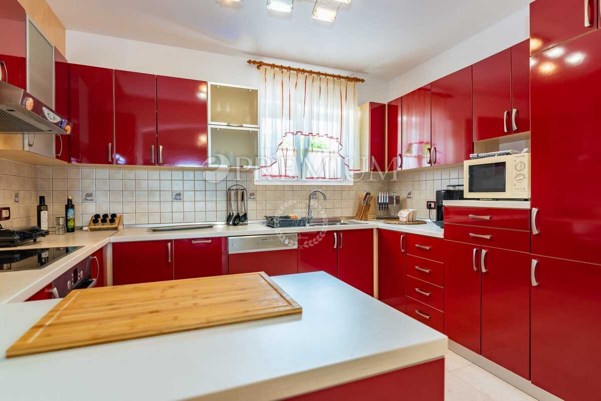 Malinska, samostojna hiša z bazenom in pogledom na morje!