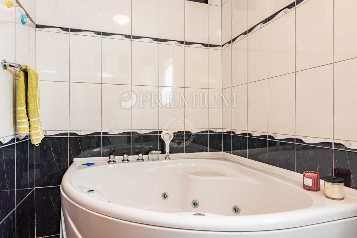 Malinska, samostojna hiša z bazenom in pogledom na morje!