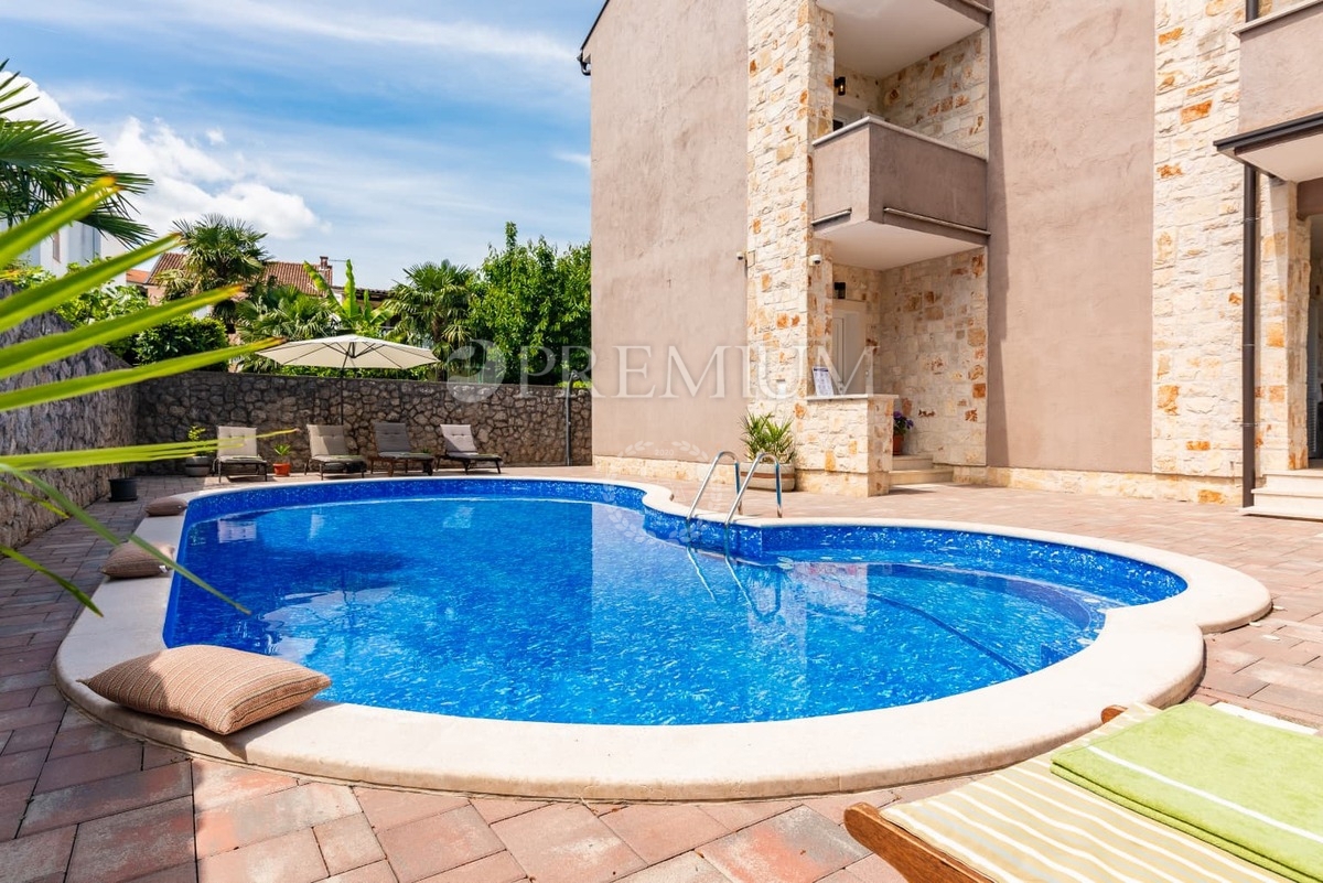 Malinska, samostojna hiša z bazenom in pogledom na morje!