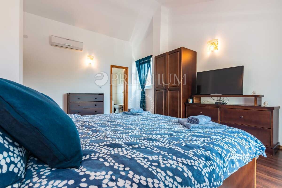 Malinska, samostojna hiša z bazenom in pogledom na morje!