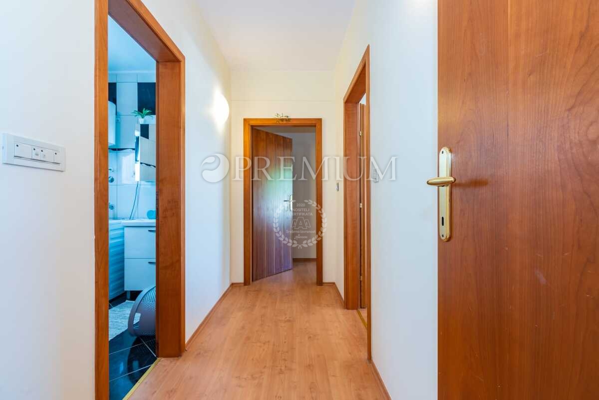 Malinska, samostojna hiša z bazenom in pogledom na morje!