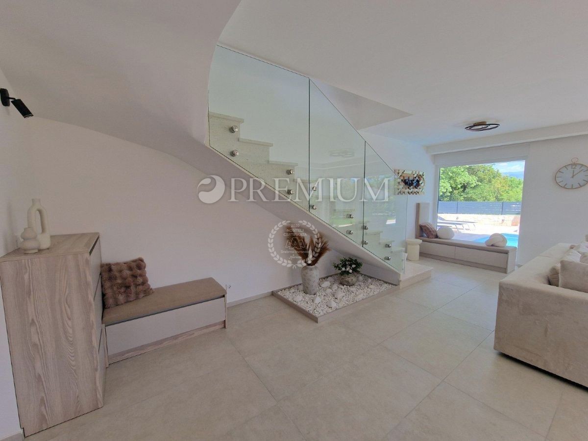 Omišalj, ekskluzivna novogradnja z bazenom!