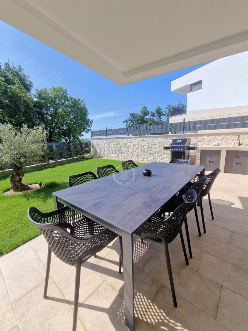 Omišalj, ekskluzivna novogradnja z bazenom!