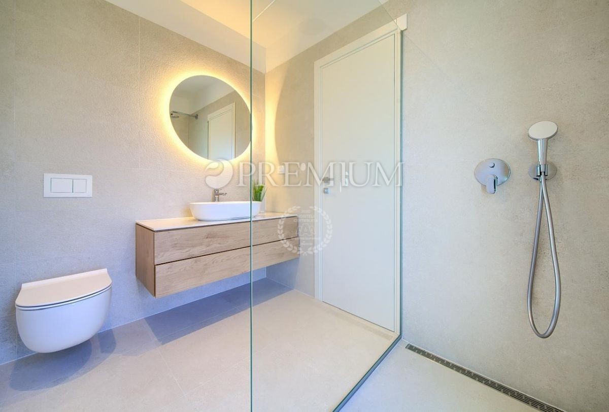 Krk, okolica, impozantna novogradnja s panoramskim pogledom na morje!