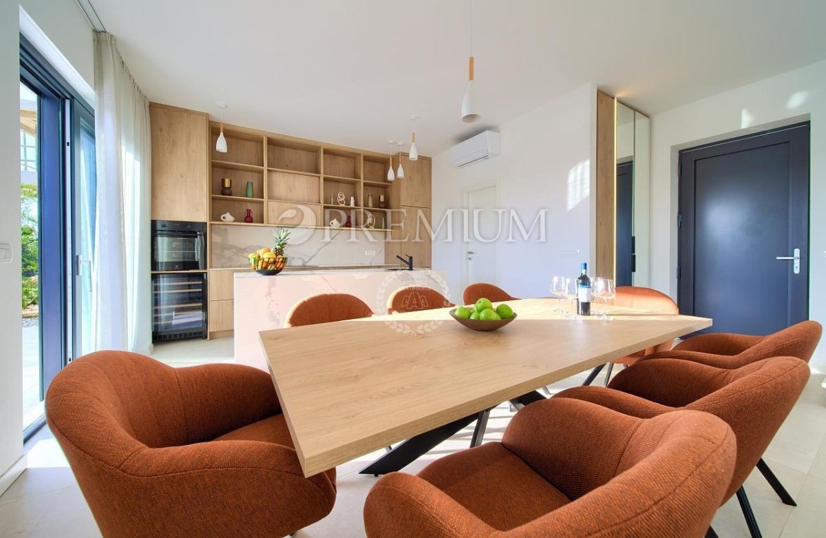 Krk, okolica, impozantna novogradnja s panoramskim pogledom na morje!